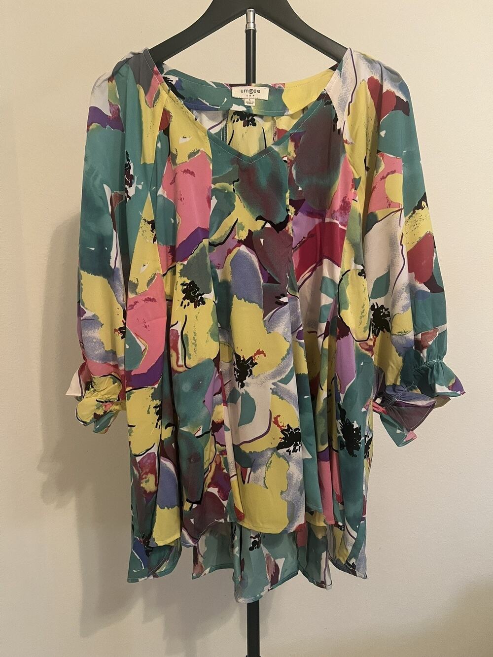 Umgee Women Size Large Floral Swing Oversized Colorful Flowy Artsy Tunic Top